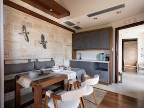 Villa | Coin cuisine privé | Grand réfrigérateur, micro-ondes, plaque de cuisson, machine à expresso