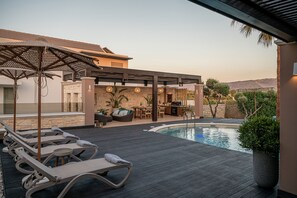 Outdoor pool, free pool cabanas, pool umbrellas