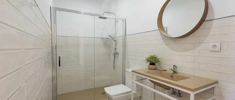 Ducha, secador de pelo, toallas