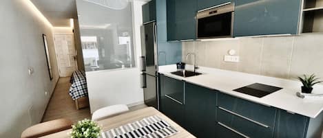 Refrigerador, microondas, tetera eléctrica y tostadora