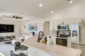 Kühlschrank, Mikrowelle, Herdplatte, Geschirrspüler