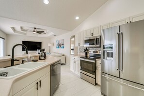 Kühlschrank, Mikrowelle, Herdplatte, Geschirrspüler