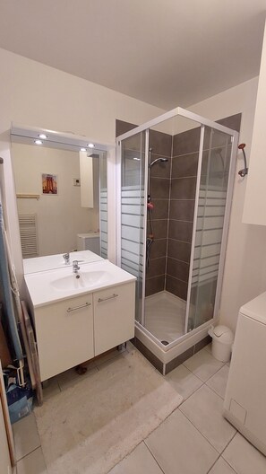 Een douche, een haardroger, handdoeken, zeep