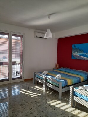 2 bedrooms, desk, iron/ironing board, travel cot - appartamento alice (Solarino)