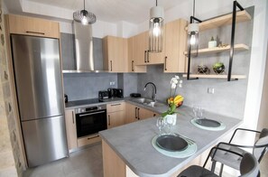 Fridge, oven, coffee/tea maker, electric kettle