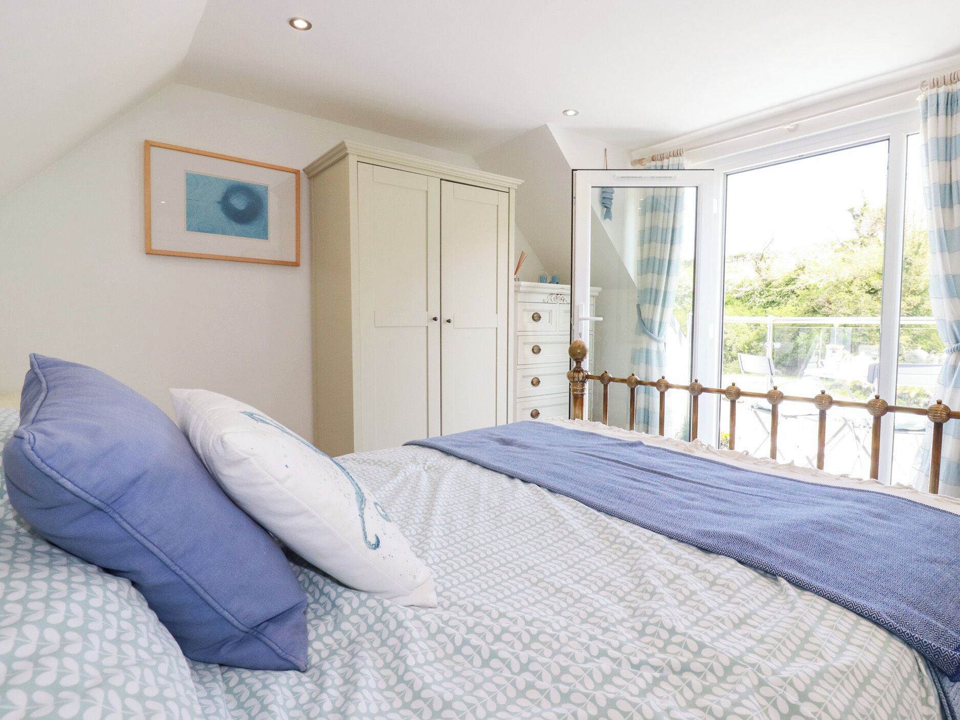 2 عدّة غرف نوم وبديكورات فريدة لكل غرفة وطراز فريد لكل وحدة