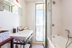 Bathtub, towels