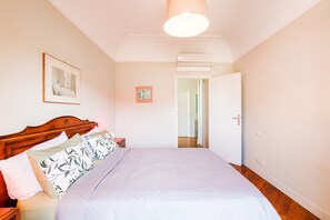 1 bedroom, iron/ironing board, free WiFi, bed sheets - LUNG ARNO AP4300 By Riviera Holiday Homes (Niza)