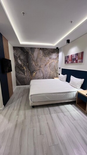 Habitación estándar doble | Minibar, caja fuerte, escritorio y espacio para trabajar con un portátil