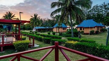 Kabin Deluks, 1 kamar tidur, pemandangan laut sebagian, tepi pantai | Seprai linen