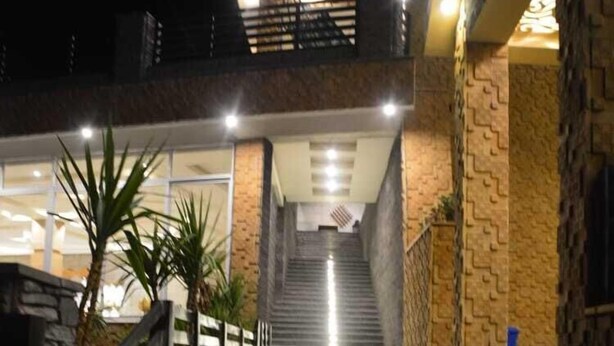 Una escalera conduce a un nivel superior con vistas panorámicas de la ciudad.