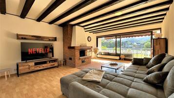 Een smart-tv en boeken