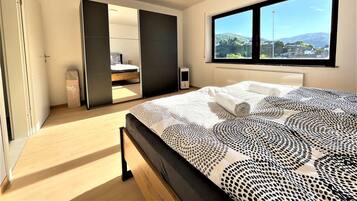 1 slaapkamer, een bureau, een strijkplank/strijkijzer, reisbedje