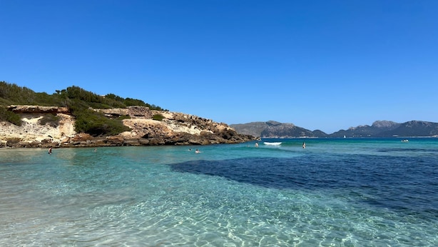 A clear coastal beach with rocky cliffs and calm waters. - Villa Casa Margarita with sea view (Alcudia)