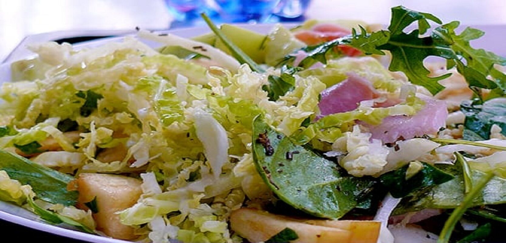 Ein Teller gemischter Grüner Salat mit verschiedenen Gemüsesorten und möglicherweise etwas Proteinquelle.