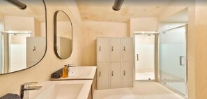 Chuveiro, secador de cabelo, toalhas de banho, sabonete