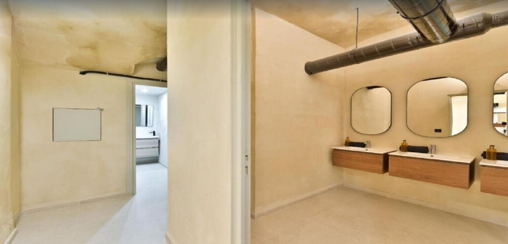 Une salle de bain moderne avec trois lavabos et trois miroirs.