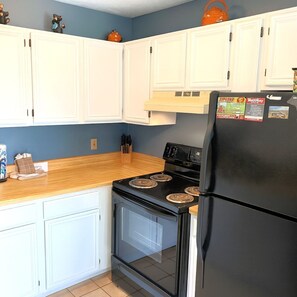 Microwave, dishwasher, coffee/tea maker, cookware/dishes/utensils