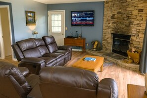 Televisión y chimenea 