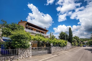 Familjelägenhet - 1 sovrum - balkong (Kostrena Apartment Maja) | Boendets fasad