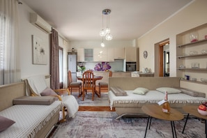 Appartement familial, 1 chambre, balcon (Kostrena Apartment Maja) | Aire de séjour | Téléviseur