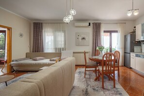 Familienapartment, Mehrere Schlafzimmer (Kostrena Apartment Maja) | Wohnbereich | 21-Zoll-Fernseher mit Digitalempfang