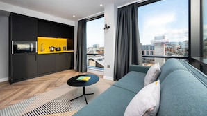 A modern apartment with a kitchen, a sofa, and a view of the city. - Staycity Aparthotels, Dublin, City Centre (Dublin)