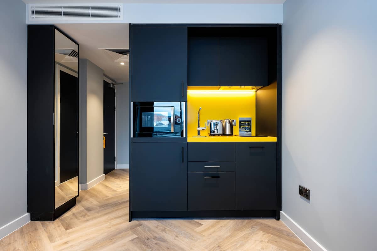 studio apartment | 1 bedroom, hypo-allergenic bedding, in-room safe, laptop workspace