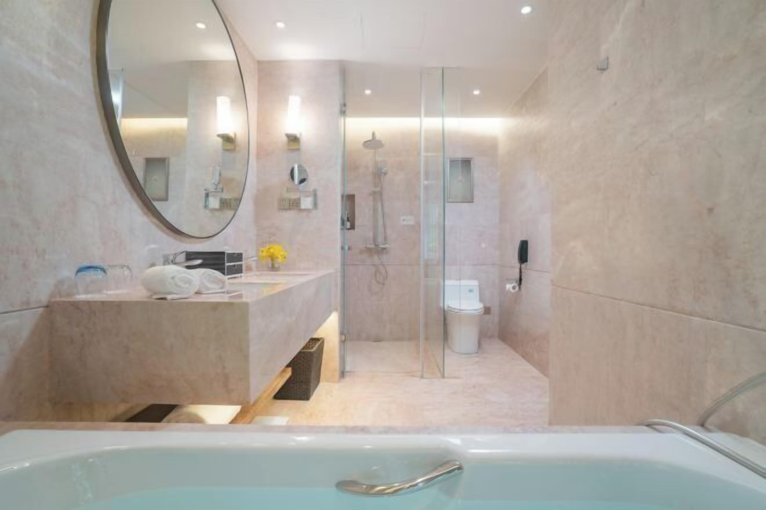 Un baño moderno con bañera, ducha y cabina de ducha acristalada.