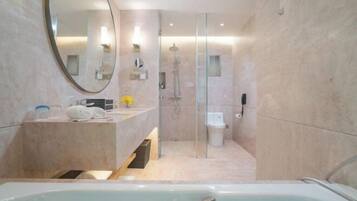 Un baño moderno con bañera, ducha y cabina de ducha acristalada.