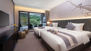 Habitación de hotel con dos camas, un televisor, un balcón con vistas y un cuadro en la pared.