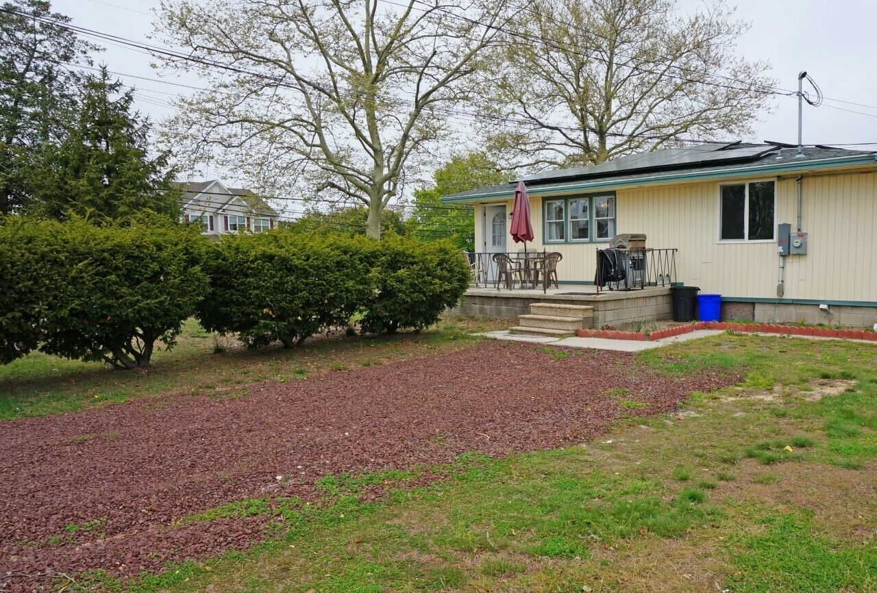 This cute, one room efficiency with a well-stocked kitchenette and a full bath is a great place to enjoy an affordable Sumer vacation.