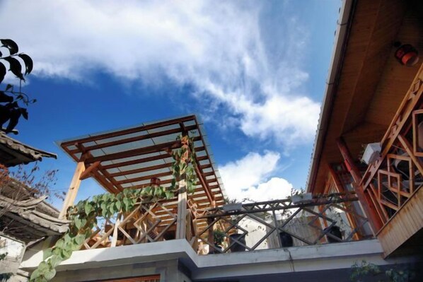 A traditional Japanese building with a wooden structure and a clear blue sky. - Jingxiang Rushui Heyuan Hotel (Dali City)