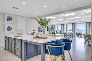 Dining - Million Dollar Views / Private beach / Heated pool / Walk to Beach / Harbourview Key | VlLLAS (Fort Lauderdale)