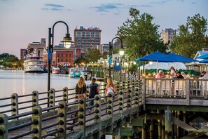 Dining - Private guest apt in between downtown and Carolina Beach (Wilmington)