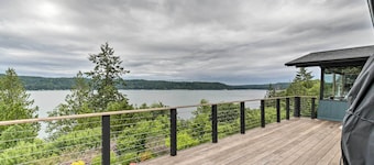 Deck & Sweeping Views: Family Union Home