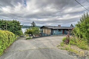 Exterior - Deck & Sweeping Views: Family Union Home (Union)