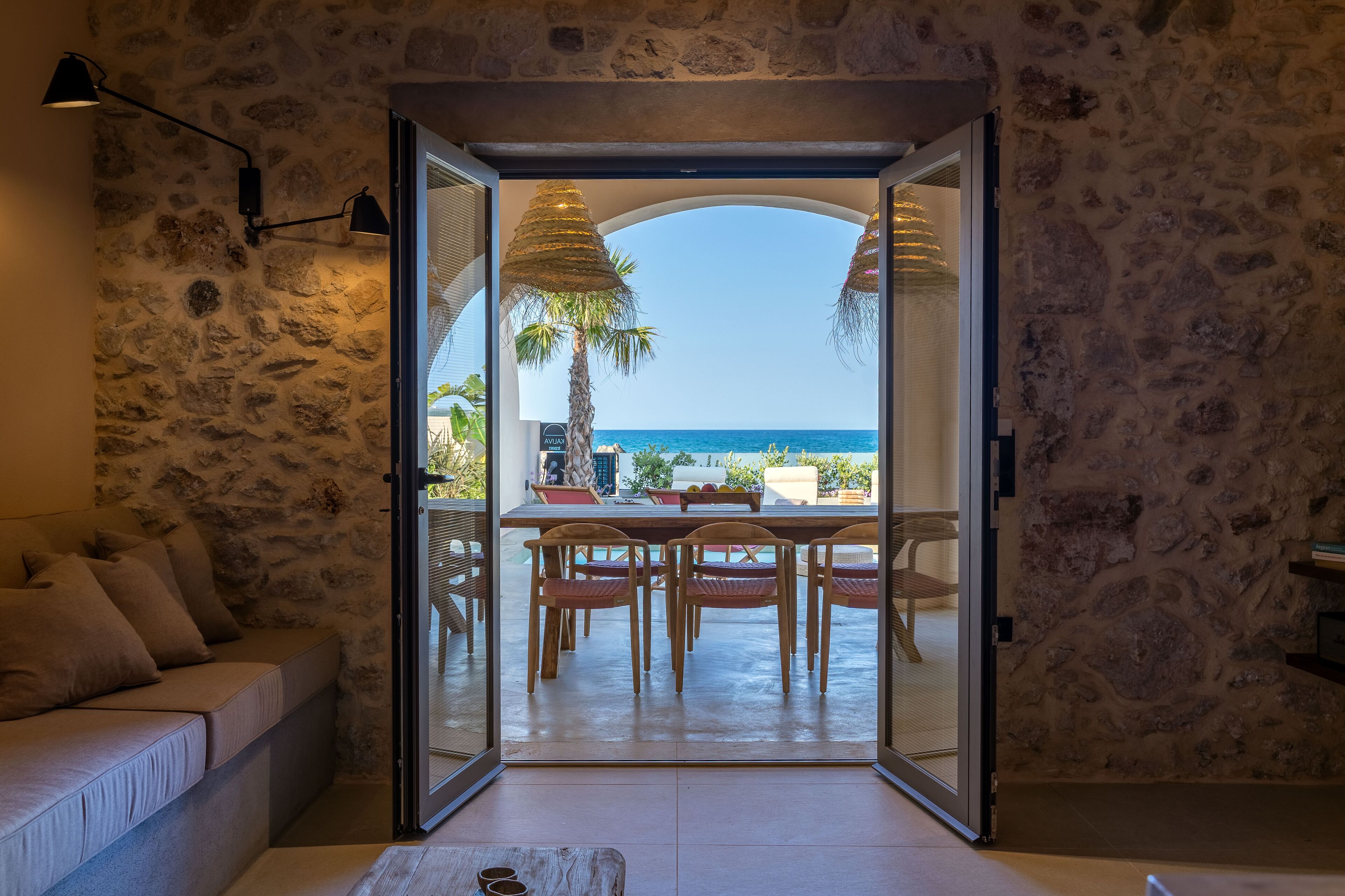 奢华别墅 | 客厅 | 50-英寸智能电视（配备数码频道）、电视、Netflix