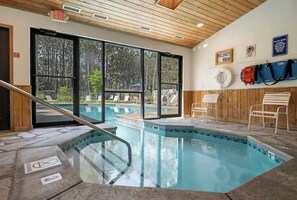 Una piscina cubierta, una piscina al aire libre