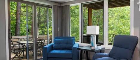 Smart-tv, eldstad, dvd-spelare och bordsfotboll