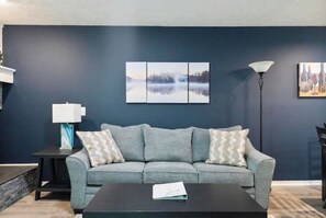 Een smart-tv, een open haard, een dvd-speler en tafelvoetbal