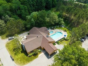 A house with a swimming pool surrounded by trees. - Trout Creek Resort/Golf/Beaches/Pools/Hot tub/Sauna/Pet friendly (Harbor Springs)