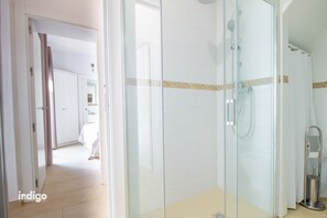 Douche, serviettes fournies