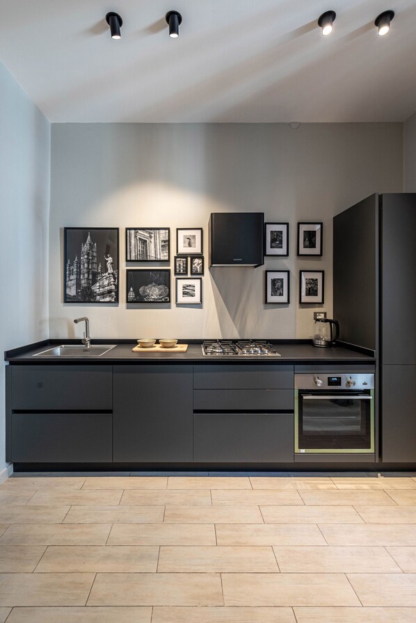Fridge, oven, dishwasher, coffee/tea maker