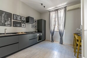 Fridge, oven, dishwasher, coffee/tea maker