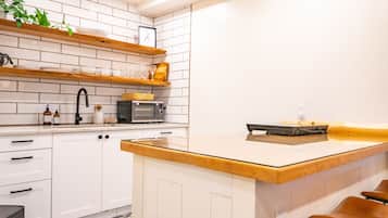 Fridge, oven, stovetop, coffee/tea maker