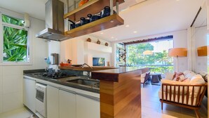Basic Villa | Private kitchen | Fridge, cookware/dishes/utensils - Pé na areia com charme e elegância (São Sebastião)