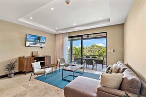 TV, offices - Hilltop Haven with Pool, Terrace and Sea Breeze (Playa Ocotal)