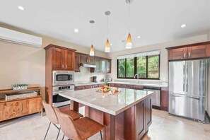 Køleskab, mikrobølgeovn, ovn, kogeplade