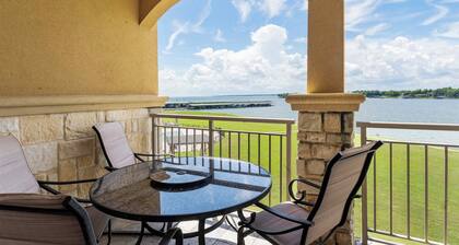 Lakefront Corsicana Condo: Pool & Private Balcony!